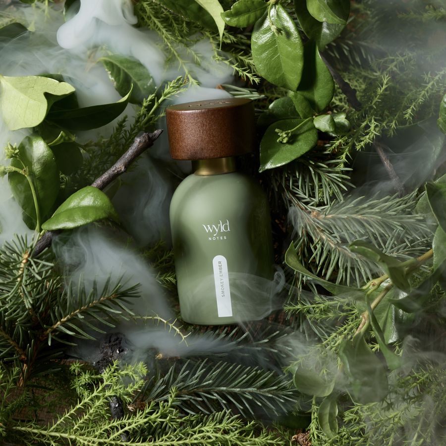 Wyld Notes Smokey Ember zwischen Tannenzweigen