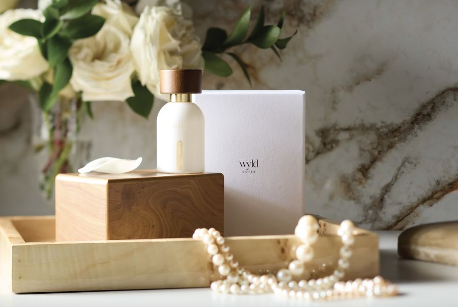 Wyld Notes White Lie mit Verpackung, weißen Rosen und Perlen
